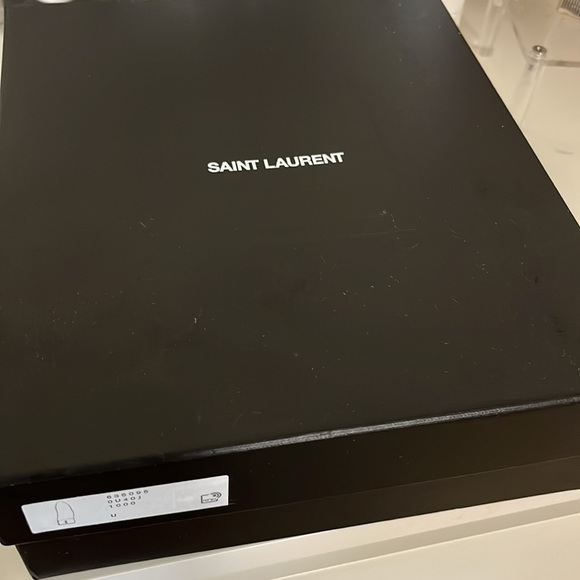 Saint Laurent
Monogram phone holder
ID 15243256 - Picture 4 of 4